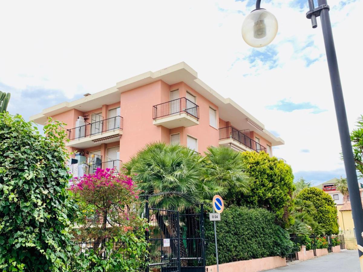 Bordighera vicino al mare Esterno foto